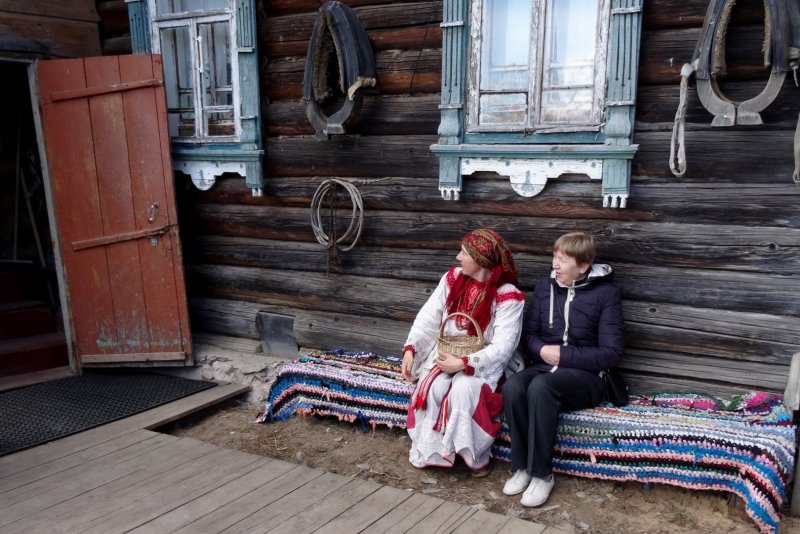 Завалинки в деревянном доме