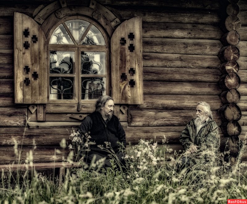 Сидеть на завалинке