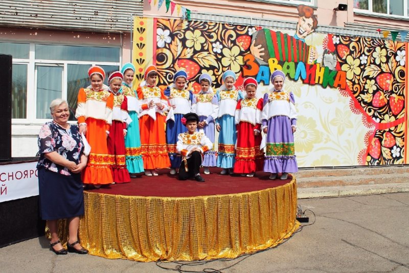 Кот на завалинке фото