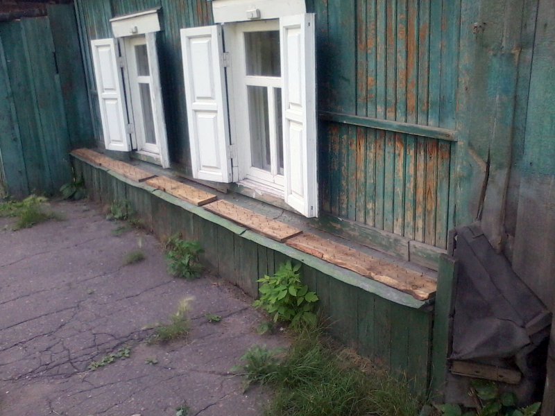 Домик с завалинкой