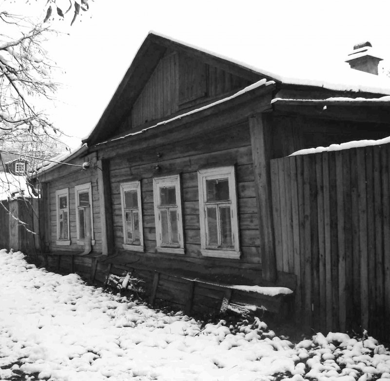 Старый деревенский дом с завалинкой