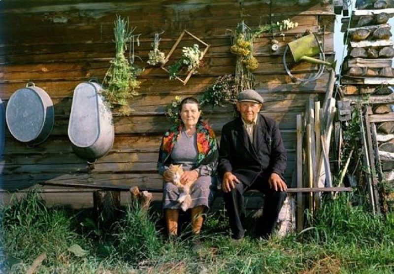 Бабушки на скамейке в деревне
