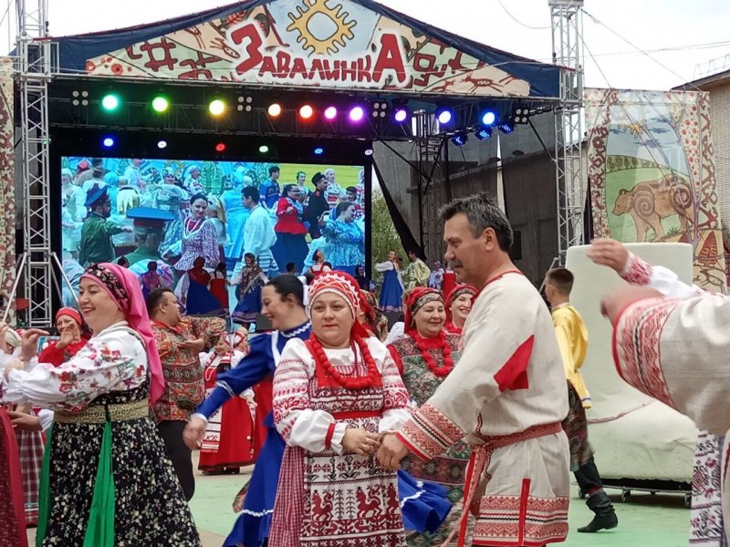 Обложил старый деревянный дом