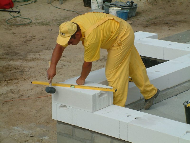 Укладка блоков газобетона
