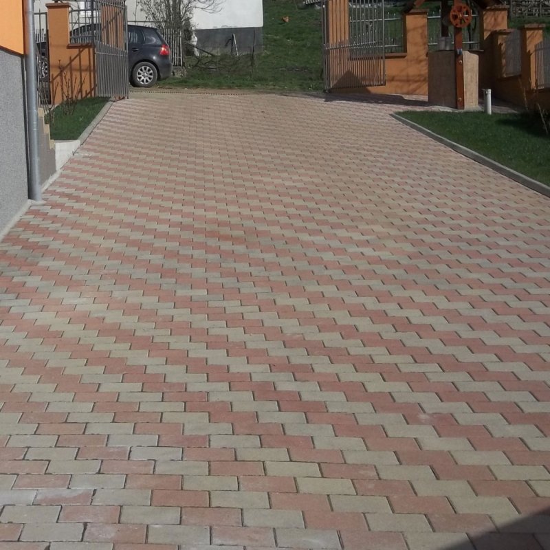 Укладка тротуарной плитки во дворе