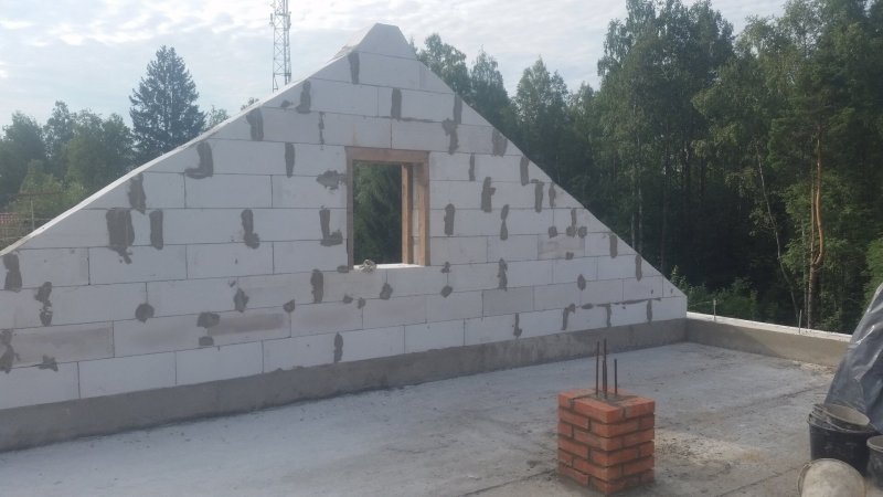 Круглое окно в крыше
