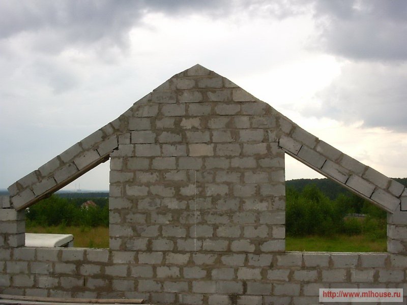 Кирпичный фронтон мансардной крыши