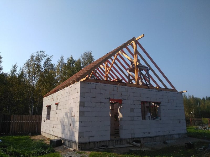 Треугольные окна на фасаде