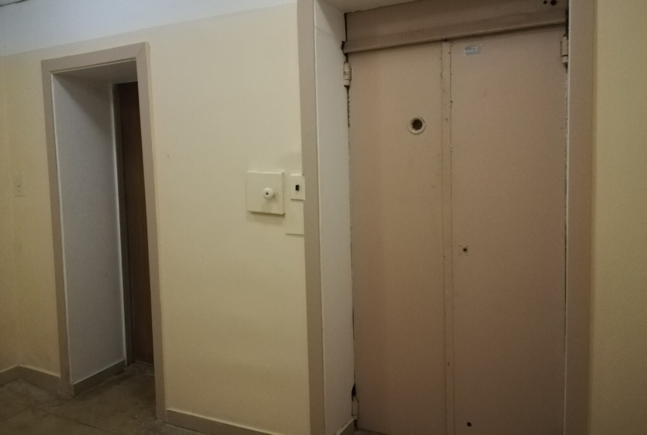 Лифт с дверью в старых домах