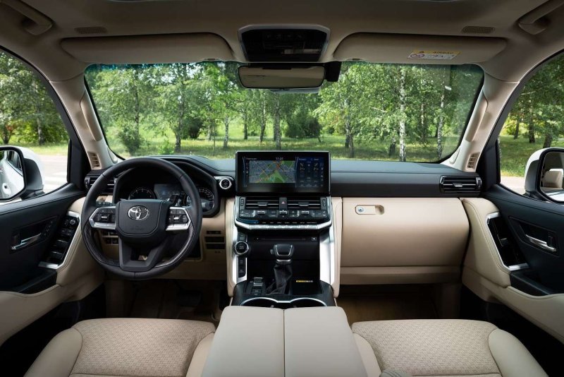 Toyota Land Cruiser 300 салон