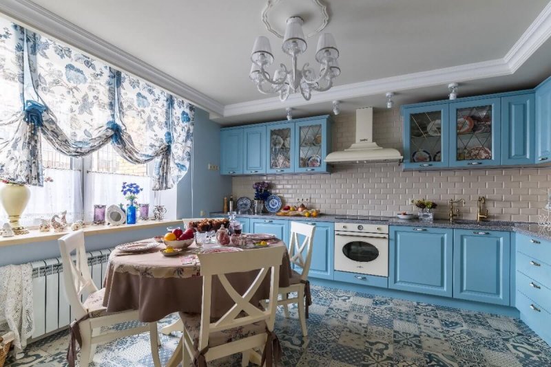 Дачная кухня в голубых тонах
