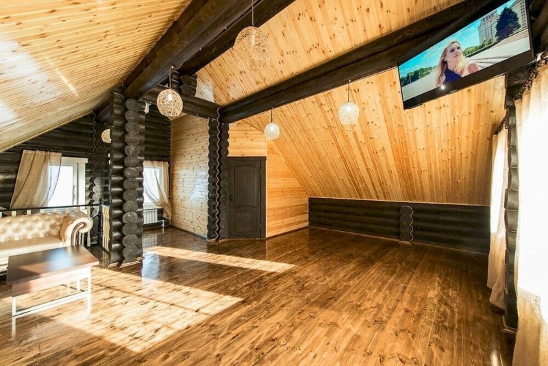 Интерьер второго этажа дома из бревна