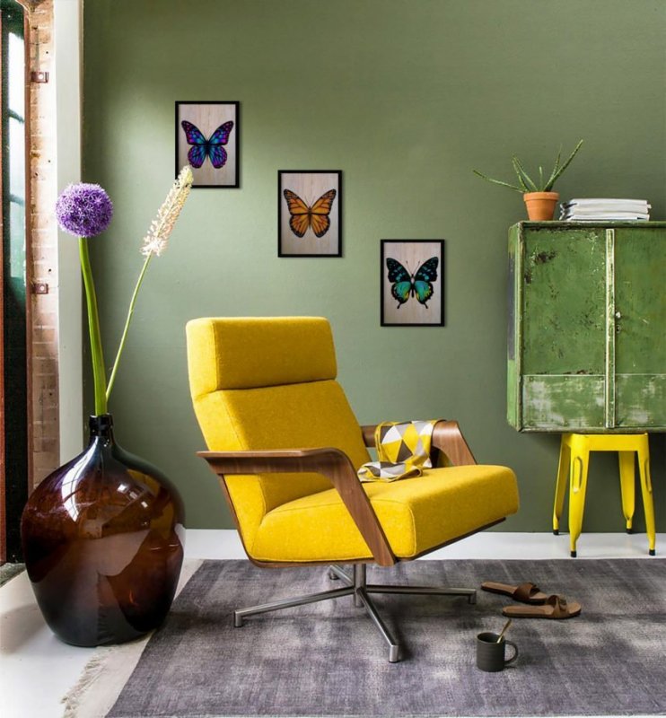 Mid Century Modern с желтым креслом