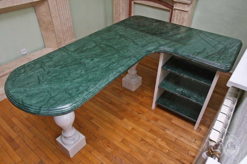 Стол из зеленого мрамора