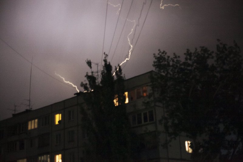 Молния за окном