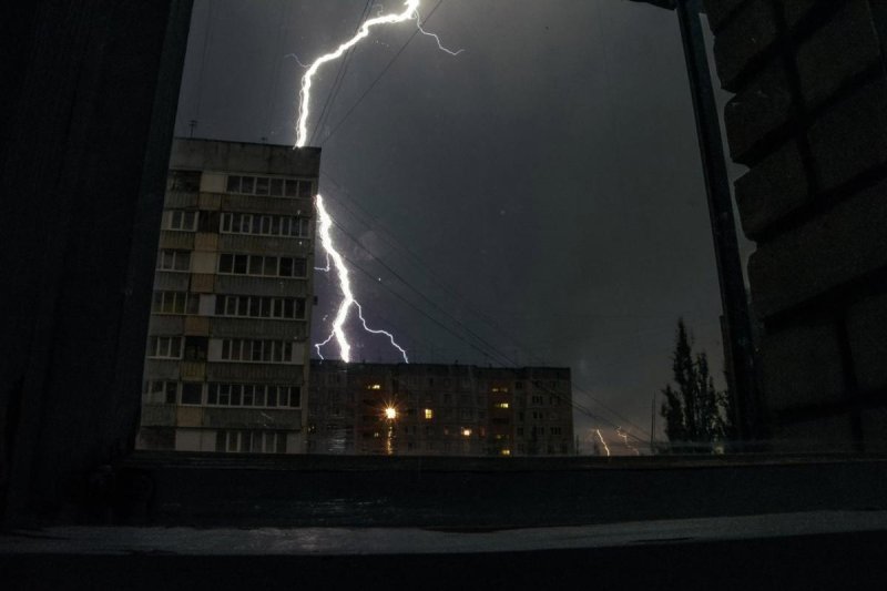 Молния в окне
