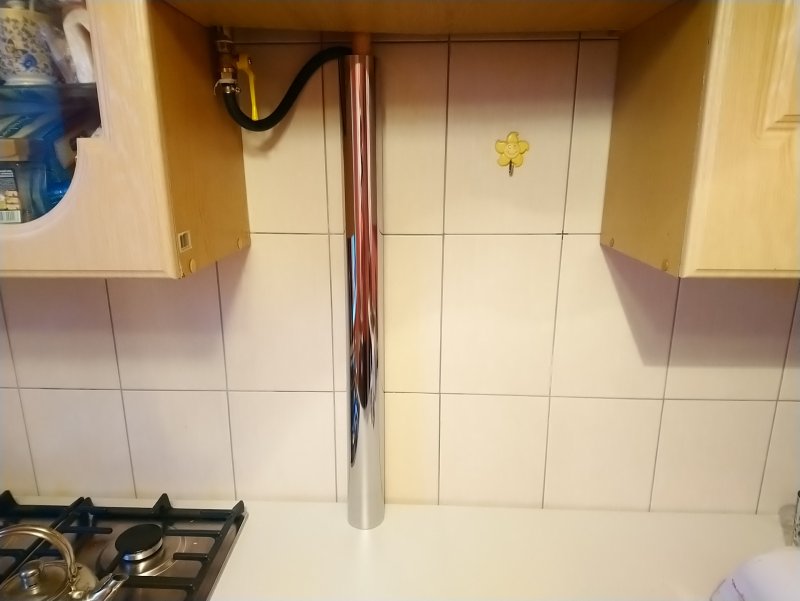 Газовая труба на кухне