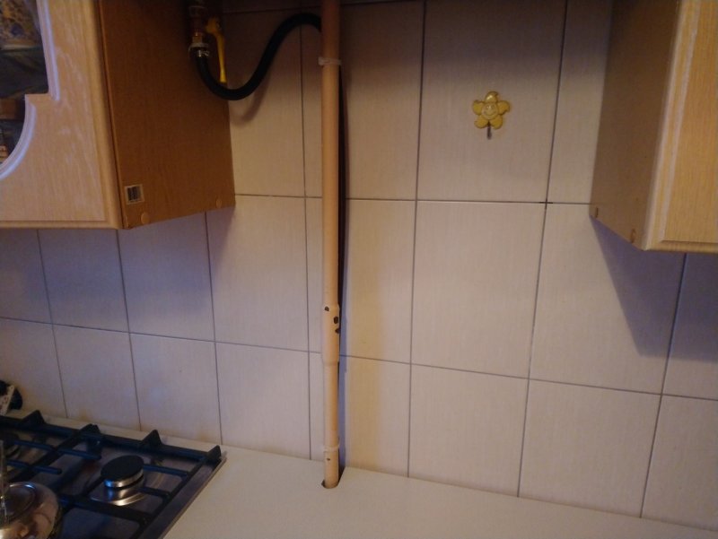 Кухонный гарнитур с газовой трубой