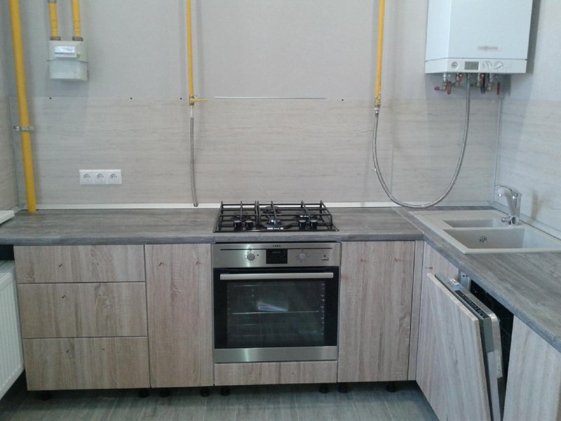 Кухонный гарнитур с газовой трубой