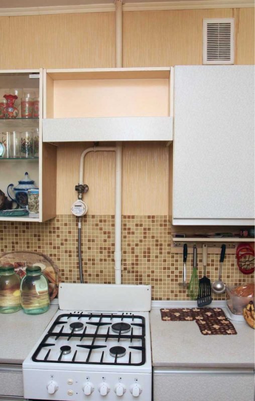 Газовая труба на кухне