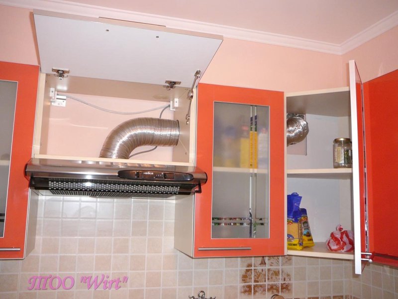 Кухня с горизонтальной газовой трубой