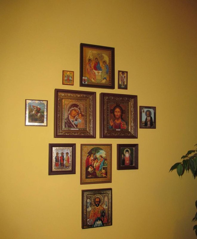 Иконы на стене