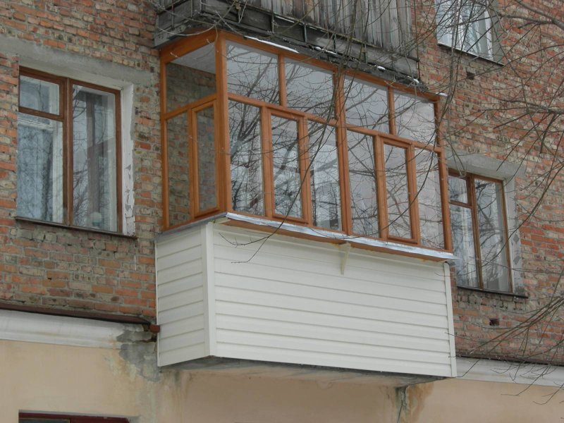 Деревянный застекленный балкон