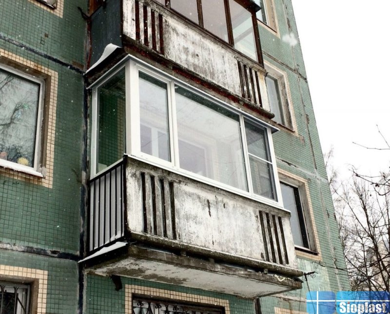 Старый застекленный балкон