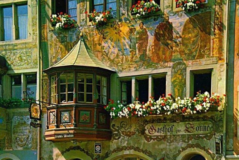 Красивый старинный балкон