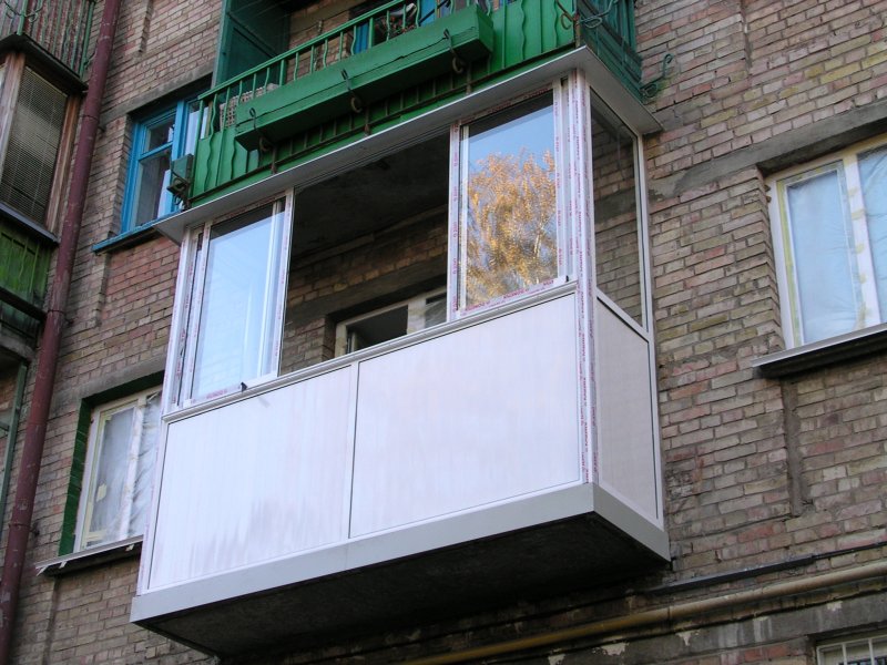 Застекленный балкон снаружи