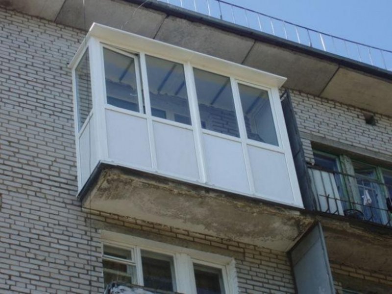 Панорамное остекление балкона с выносом