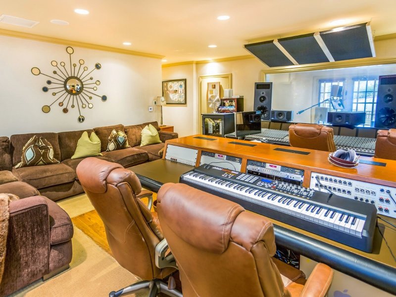 Jennifer Lopez, Ben Affleck reportedly open Escrow on $50 million Bel Air Estate