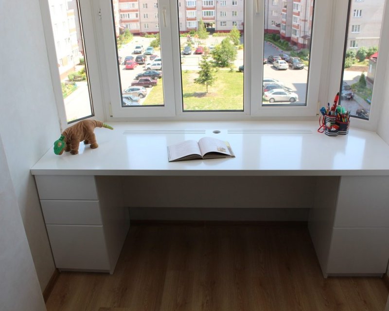 Стол-подоконник в детской