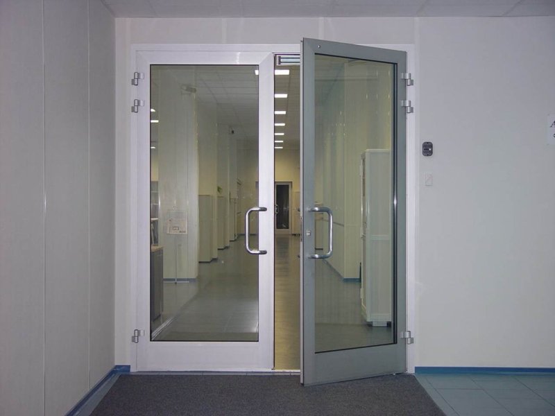 Алюминиевая дверь 700x2200 мм.