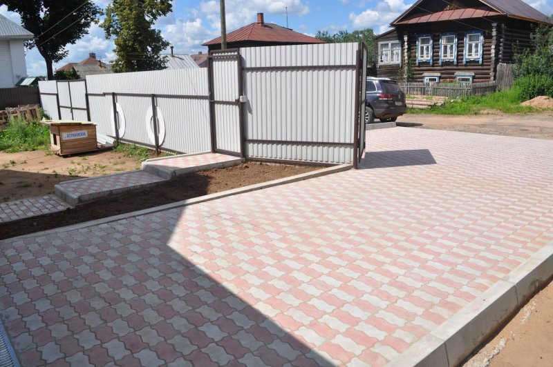 Тротуарная плитка перед домом и гаражом