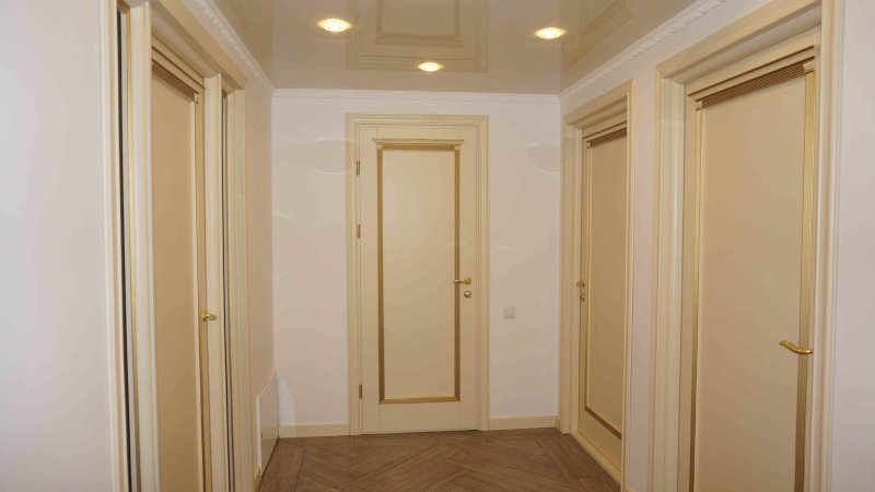 Двери цвета слоновая кость в интерьере