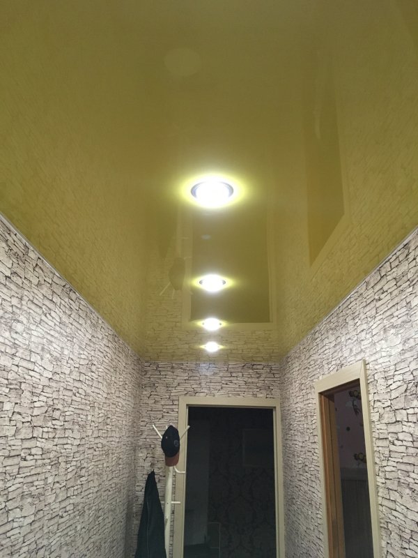 Натяжной потолок в прихожей