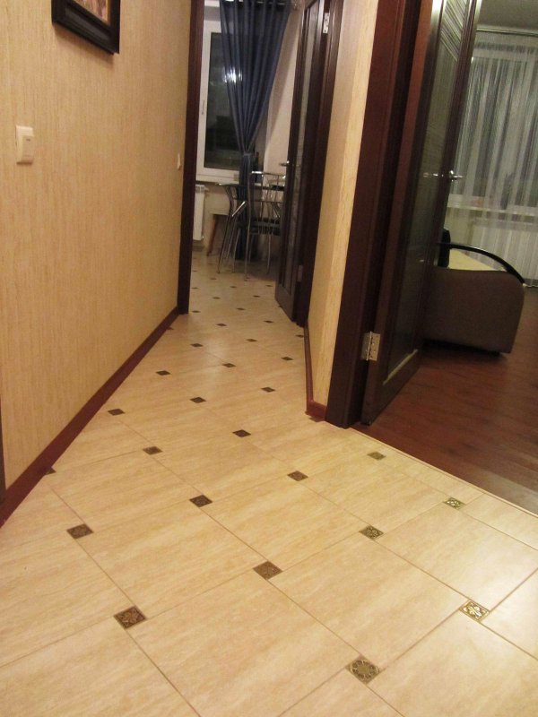 Плитка и ламинат в прихожей