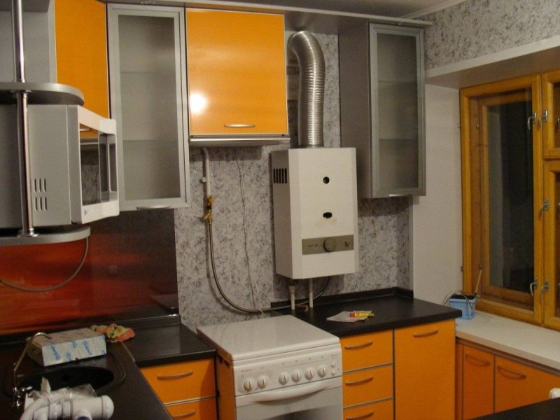 Газовый котёл на кухне в интерьере настенный