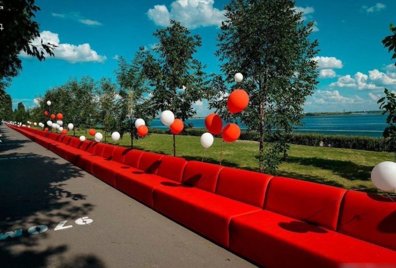 Зал с огромным диваном