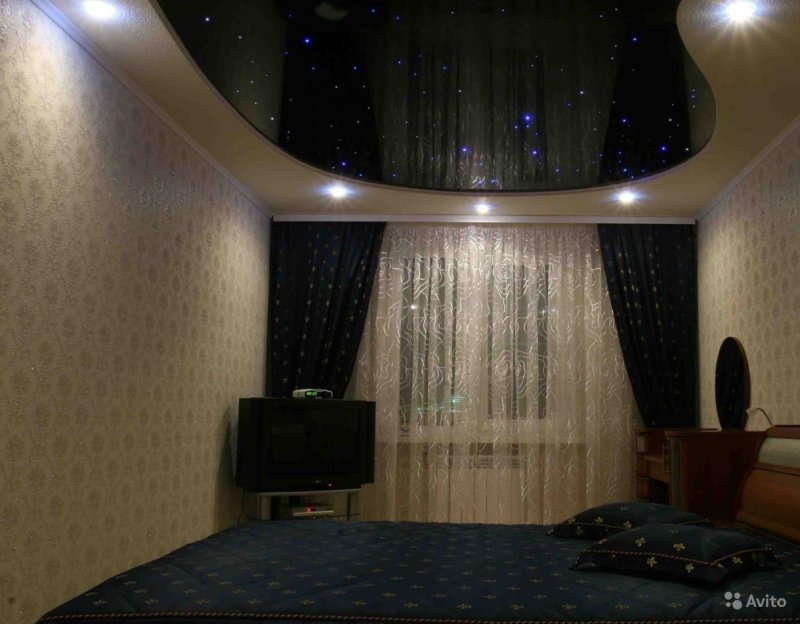 Натяжные потолки черно белые
