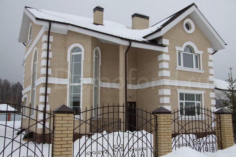 Дом с отделкой из белого кирпича
