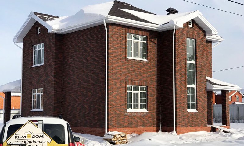 Дом из белого кирпича