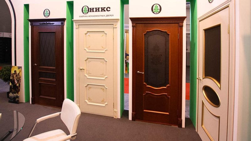 Межкомнатные двери красное дерево в интерьере