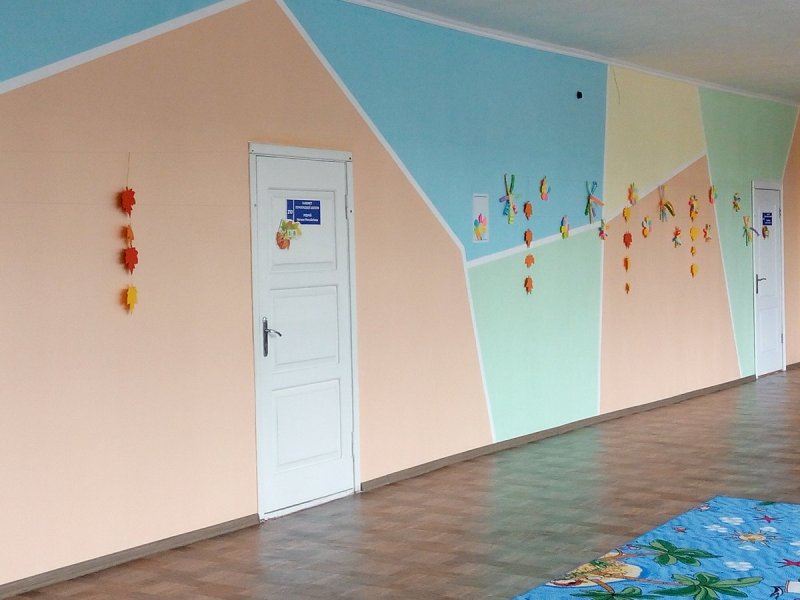 Покраска стен в школе