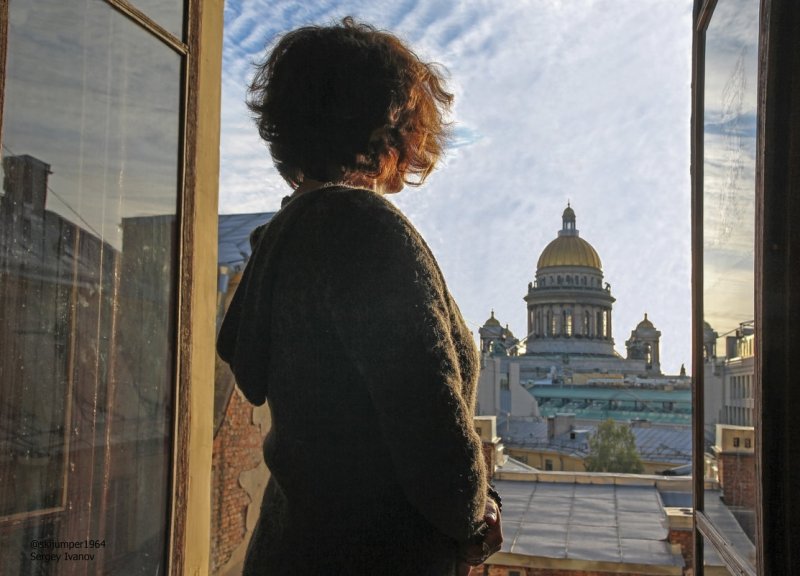 Девушка в Питере со спины