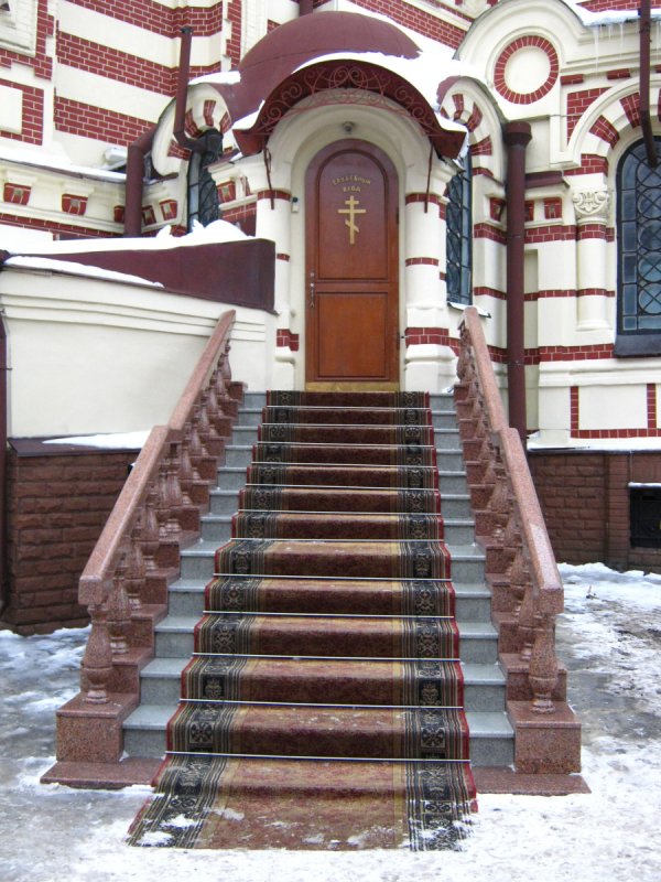 Светлая металлическая дверь в храм