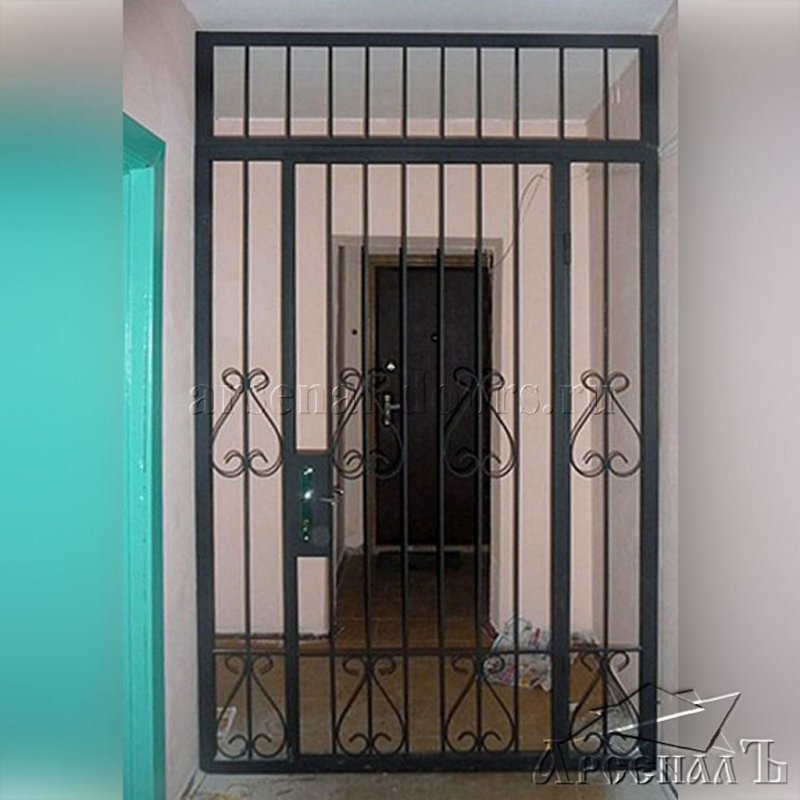Тамбурная дверь с решеткой
