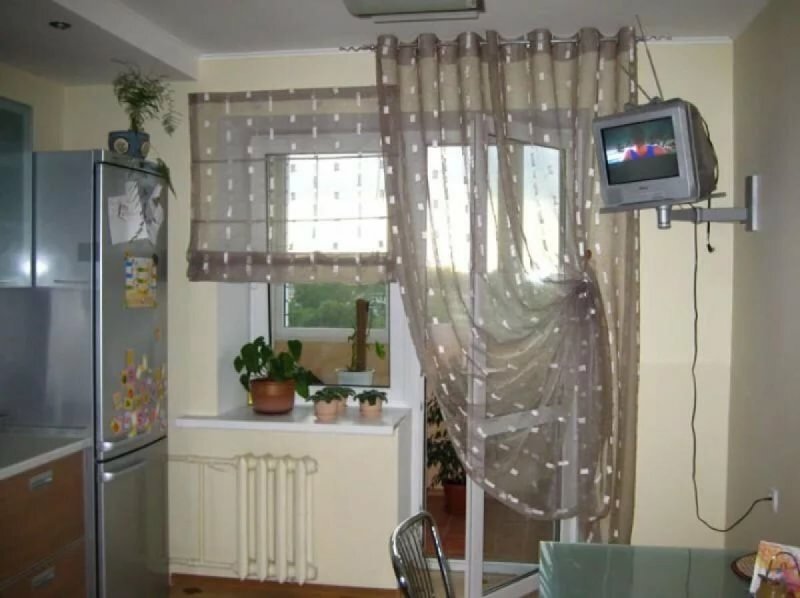 Ассиметричные шторы на кухню