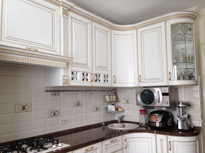Карниз с золотой патиной кухонный